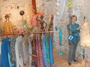 Chistine Poirier vous accueille dans sa galerie-boutique 
                            de Oingt, village m&eacute;di&eacute;val 
                            de la r&eacute;gion des Pierres dor&eacute;es, dans 
                            les vignes du Beaujolais. 
                            